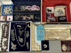 QUALITY VINTAGE & LATER COSTUME JEWELLERY to include silver, enamel, cultured and simulated