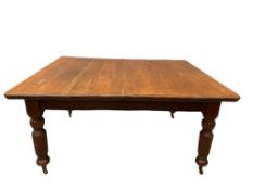 VICTORIAN OAK WIND-OUT DINING TABLE on reeded supports, 75cms H, 150cms W, 123cms D (closed, no