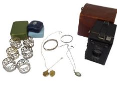 9CT GOLD, SILVER, WEDGWOOD JEWELLERY & COLLECTABLES GROUP - an octagonal pendant locked on fine link