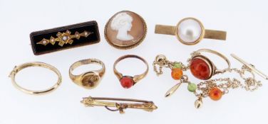 ASSORTED YELLOW GOLD JEWELLERY comprising 9ct gold signet ring with engraved rampant lion, 14K