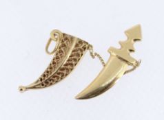 YELLOW METAL JAMBIYA DAGGER PENDANT, 7.4gms Provenance: deceased estate Neath Port Talbot, consigned