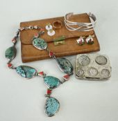 ASSORTED JEWELLERY & COLLECTIBLES, including a 9ct gold wedding band, 925 white metal mounted pebble