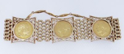 9CT GOLD THREE SOVEREIGN BRACELET of tablet and gate link design, comprising sovereigns dated
