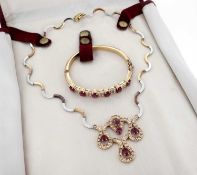 18K WHITE & YELLOW GOLD RUBY & DIAMOND SET JEWELLERY SUITE