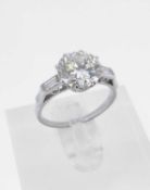 STUNNING PLATINUM DIAMOND SOLITAIRE RING