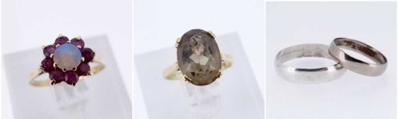 ASSORTED JEWELLERY comprising 18ct white gold band, white metal band stamped '900', 9ct gold smoky