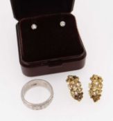 ASSORTED JEWELLERY comprising platinum florally engraved wedding band (8.5gms), pair of 9ct gold