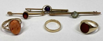 9CT GOLD RINGS & BAR BROOCHES - three of each to include a small wedding band size Mid M-N, carved