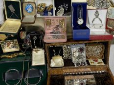 GOOD SELECTION OF VICTORIAN & LATER JEWELLERY - pinchbeck brooch, bracelet, earrings, 9ct and