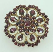 CIRCULAR GARNET BROOCH - 900 marked to the pin, 3.5cms diameter, 10.6grms total