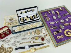 ASSORTED JEWELLERY & WATCHES comprising an array of bar brooches of varying design including a 9ct