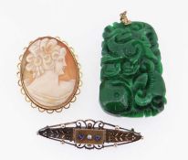 TWO 9CT BROOCHES & CHINESE HARDSTONE PENDANT, comprising Victorian gold bar brooch with diamond