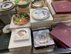 VICTORIA & ALBERT MUSEUM BOXED CHRISTMAS PLATES, Wedgwood, Staffordshire, Bradford and other display