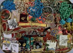 GOLD TONE & OTHER COSTUME JEWELLERY, BROOCHES, EARRINGS & NECKLACES, ETC along with a small gold