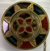 SCOTTISH HARD STONE MOUNTED GOLD BROOCH with safety chain (unmarked but apparently tests as gold),
