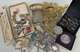 ASSORTED RINGS, SCOTTISH & OTHER HARDSTONE JEWELLERY, includimg lava cameo bracelet and brooch,