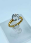18CT YELLOW GOLD & PLATINUM DIAMOND SOLITAIRE RING, the single round brilliant cut stone measuring