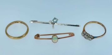 9CT GOLD JEWELLERY comprising 9ct gold and platinum three stone diamond illusion set ring, 9ct