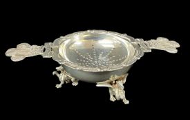 WELSH INTEREST: SILVER TEA STRAINER & STAND, Asprey Ltd, London 1968, the handles as Prince of Wales