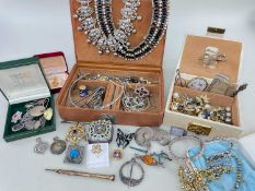 14K GOLD DIAMOND & EMERALD DRESS RING, together with yellow metal and amethyst (?) brooch, and a