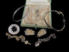 ASSORTED JEWELLERY comprising white metal circular brooch, turquoise set key on chain, two pearl