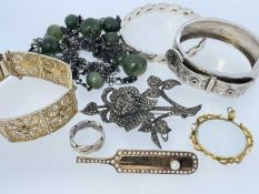 ASSORTED JEWELLERY comprising novelty yellow metal pearl set cricket bat brooch, silver buckle