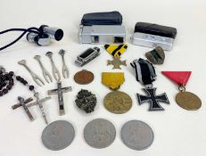 ASSORTED MEDALS & COLLECTABLES comprising WWI German Iron Cross, gilt bronze medal depicting Wilhelm