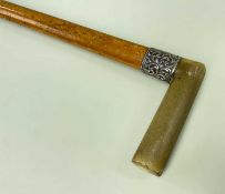 HORN HANDLED WALKING CANE with hallmarked silver collar and brass tip, 89cms long