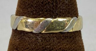 18CT YELLOW & WHITE GOLD WEDDING BAND - Size M, 4grms