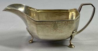 SHEFFIELD ART DECO SILVER GRAVY BOAT - 1938, Maker Emile Viner, 17.5cms L, having double line