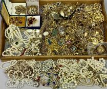 VICTORIAN & LATER GOLD/GOLD TONE JEWELLERY - a good collection to include chunky chains,