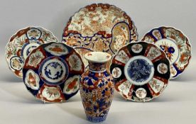 LATE 19TH CENTURY IMARI CIRCULAR CHARGER with scalloped rim, 31cms diameter, four similar smaller
