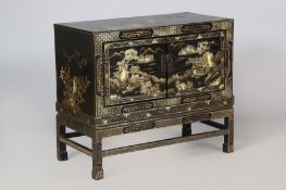 Chinesischer Halbschrank mit Goldmalerei