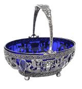 Henkelkorb. Silber, blauer Glaseinsatz.