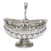 Korbschale mit Henkel. Silber.