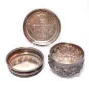 Zwei Schalen und ein Untersetzer. Deutsch bzw. wohl Indien | Silber.