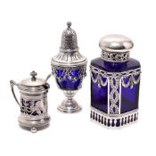 Flakon, Salzfass und Zuckerstreuer. Deutsch u.a. | Silber, blaues Glas.