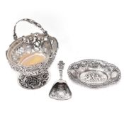 Zwei Schalen und ein Schäufelchen. Deutsch, u.a. Hanau, Neresheimer | Silber, tlw. mit Glas.