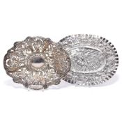 Platte und Schale. Wohl Augsburg, 18./19. Jh. bzw. London, 1896/97, William Comyns & Sons | Silber.