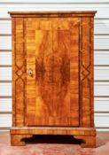 Kleiner Halbschrank