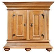 Großer Hallenschrank
