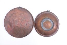 Schüssel und sehr große Kuchenform