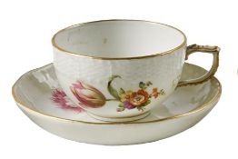 Tasse und Untertasse mit Blumendekor