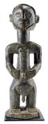 Stehende, männliche Ahnenfigur der Hemba, Kongo, um 1900