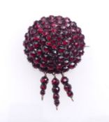 Granat-Brosche, Um 1900