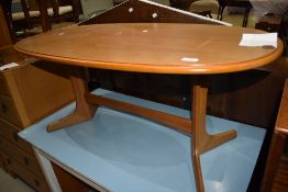 A 20th Century oval coffee table on whale tail type legs, width approx. 106cm