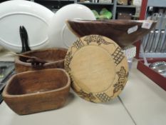 A mixed lot of treen including fruit bowls and similar.