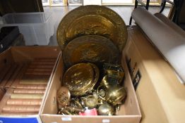 A mixed box of vintage brass and similar including platters, lamp shade and more.