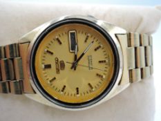 A Seiko automatic wrist watch no 7009 having baton numeral dial with date aperture having English