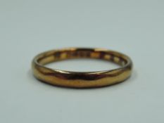 An 18ct rose gold wedding band, size H & 2.1g